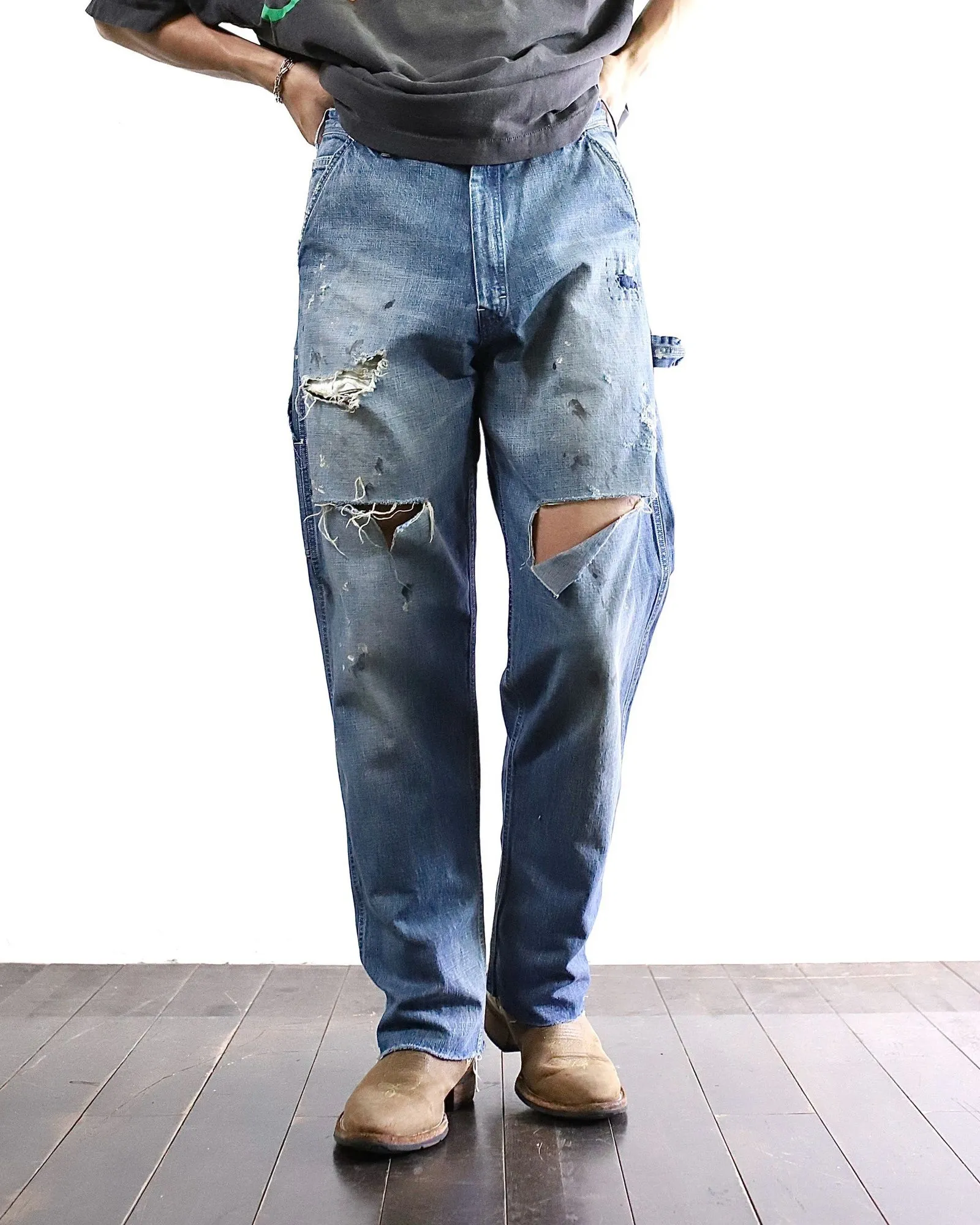 SAINT Mxxxxxx SAINT_DENIM PANTS/PAINTER /BLUE Logging trousers with knife-cut holes and splashed ink. Patch jeans. Blue S-XL. All accessories are molded and customized. Super heavy work. Washed and distressed. Knife-cut holes. Artificial splashed ink graffiti. Authentic version. Loose and stylish.